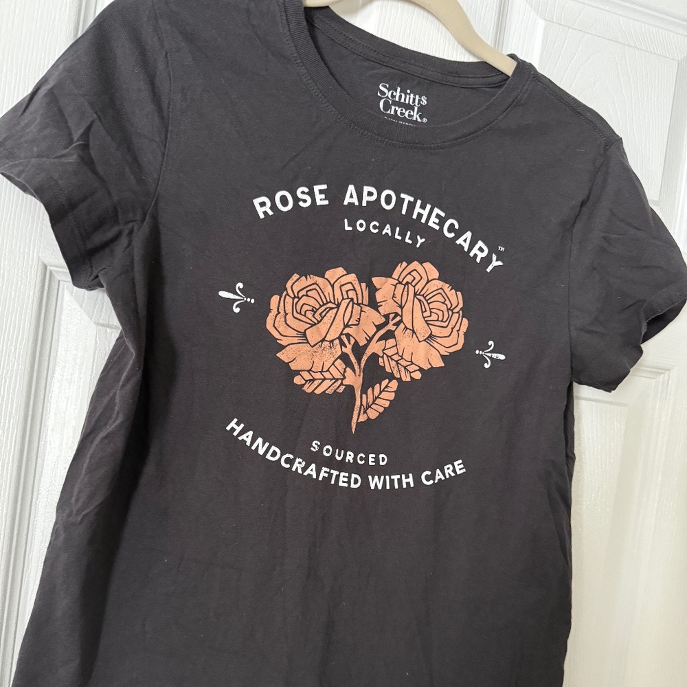 4 for $20: Schitt’s Creek Rose Apothecary Tshirt - small - Euc
